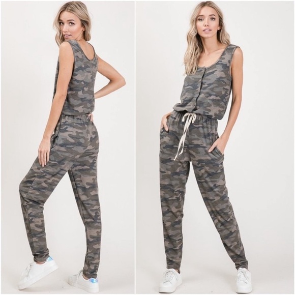 Chic Camo Jumpsuit - Picture 2 of 8